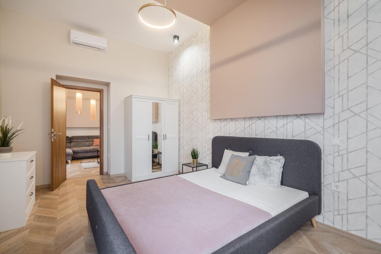 3 Bedrooms Bright Flat In The Heart Of The City -Free Parking Need Reservation Будапешт Екстер'єр фото