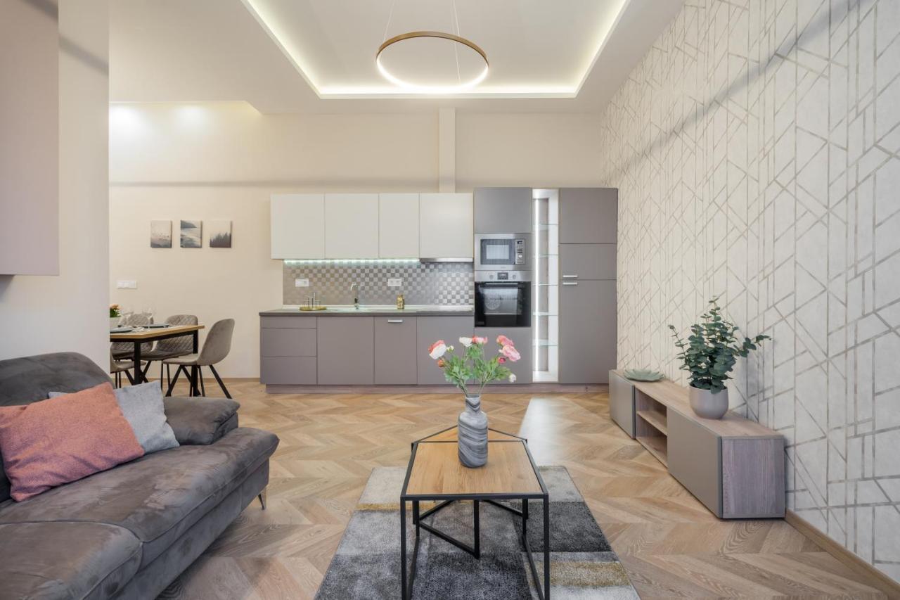 3 Bedrooms Bright Flat In The Heart Of The City -Free Parking Need Reservation Будапешт Екстер'єр фото